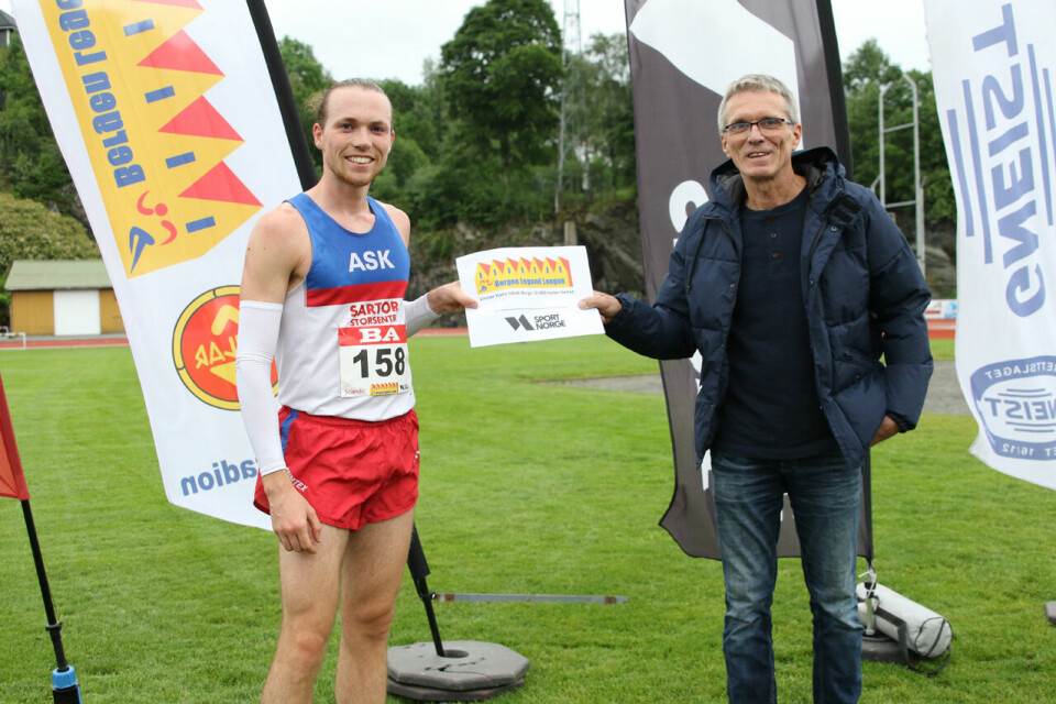 Marius Sørli får overrakt premien for seier på 10000 meter fra han som har gitt navn til stevnet, Hans Jakob Berge. (Foto: Tom Roger Johansen) Marius Sørli får overrakt premien for seier på 10000 meter fra han som har gitt navn til stevnet, Hans Jakob Berge. (Foto: Tom Roger Johansen)