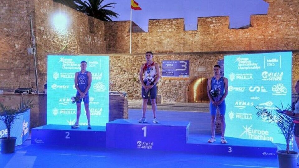 Sebastian Wernersen på toppen av seierspallen i spanske Melille lørdag. (Foto fra Norges Triatlonforbund Facebookside) Sebastian Wernersen på toppen av seierspallen i spanske Melille lørdag. (Foto fra Norges Triatlonforbund Facebookside)