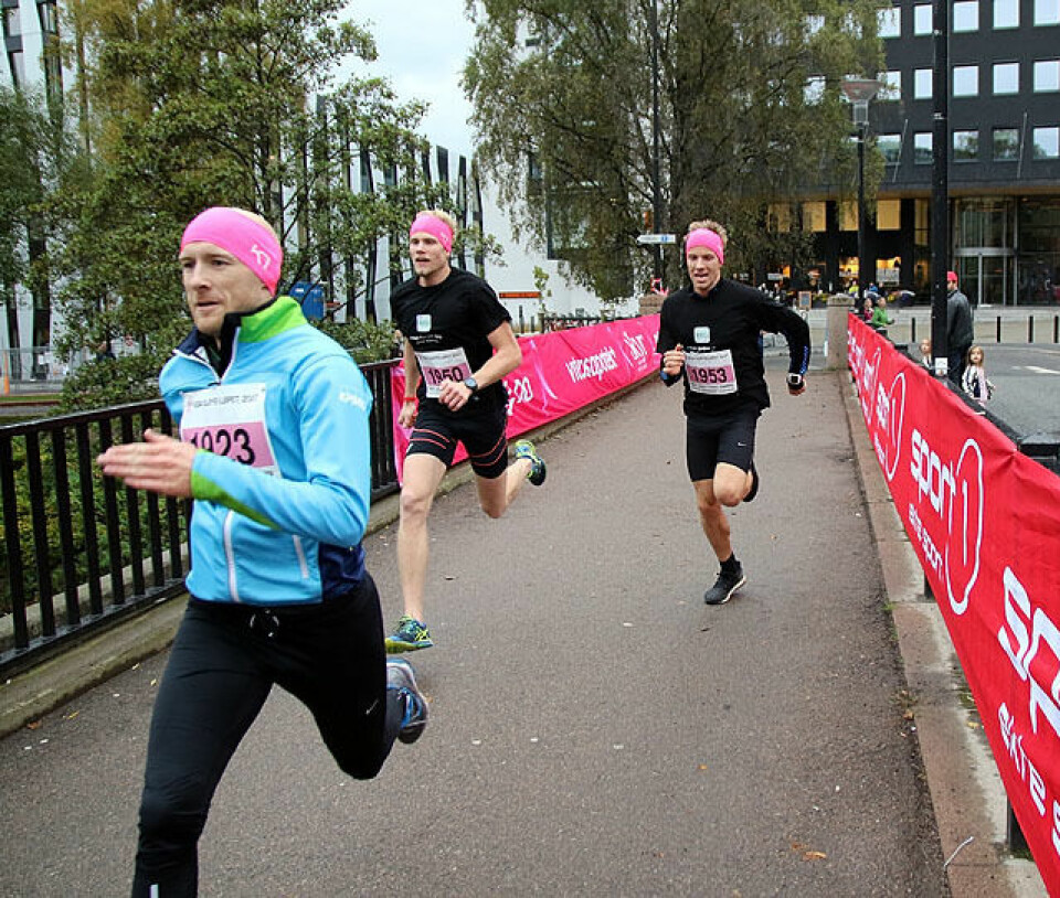 1741 støttet brystkreftsaken i Rosa sløyfe-løpet i Oslo spurtduell_over_brua_IMG_1308.jpg