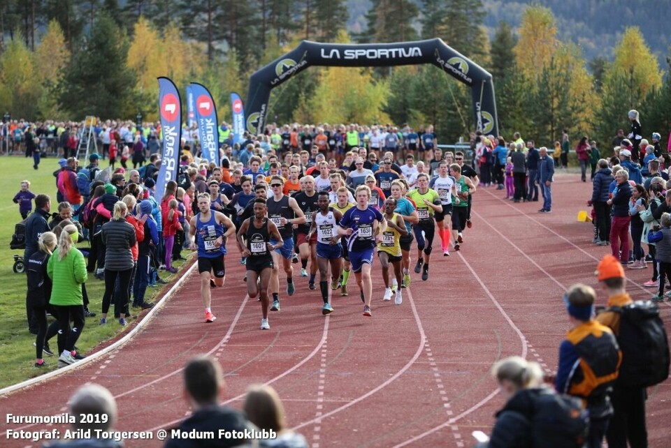 Starten på elitefeltet på 10 km. (Foto: Furomomila / Arild Torgersen, Modum Fotoklubb) Starten på elitefeltet på 10 km. (Foto: Furomomila / Arild Torgersen, Modum Fotoklubb)