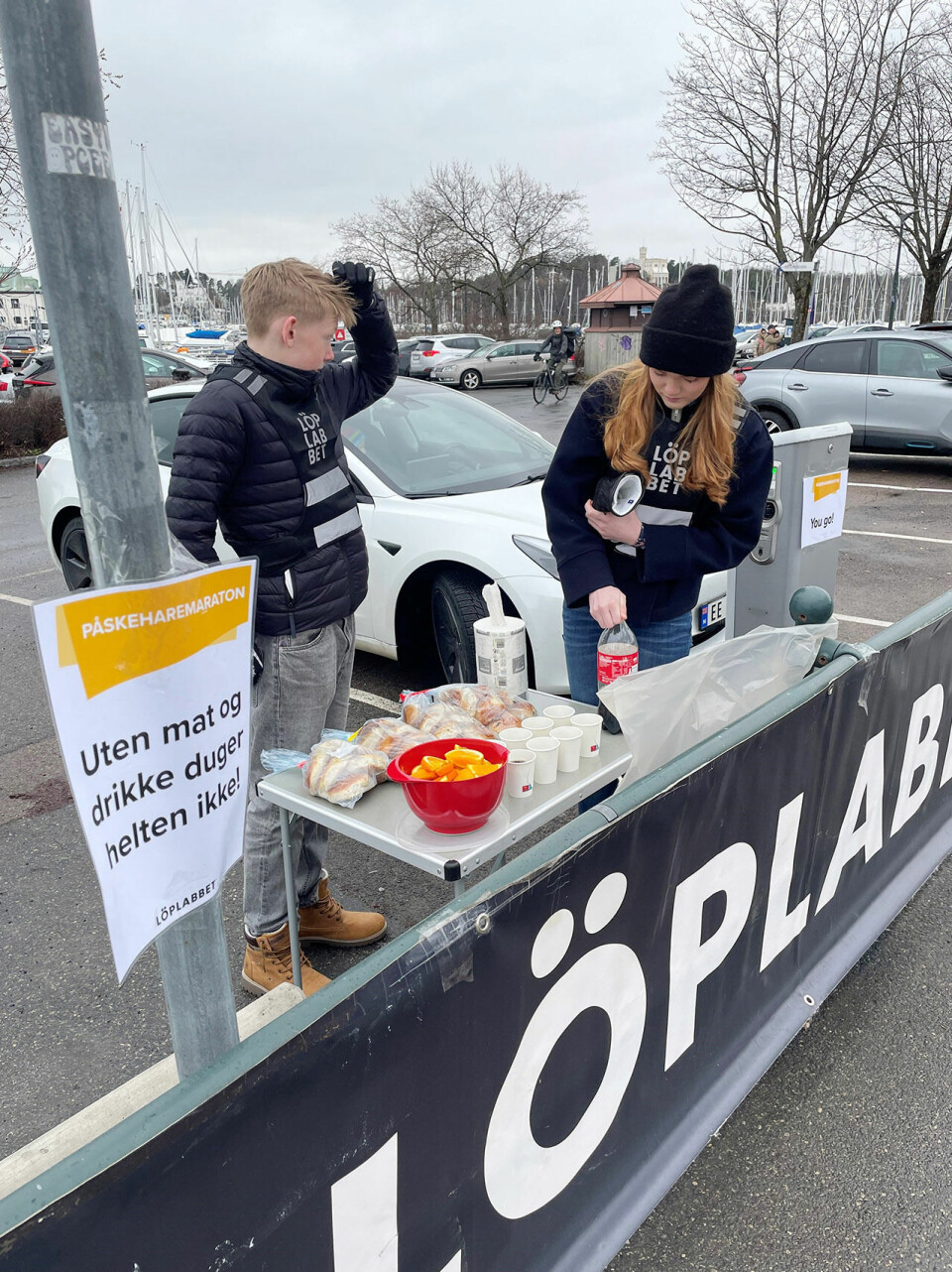 God stemning til tross for gråvær under Löplabbets Påskeharemaraton Matstasjon-Frognerkilen.jpg