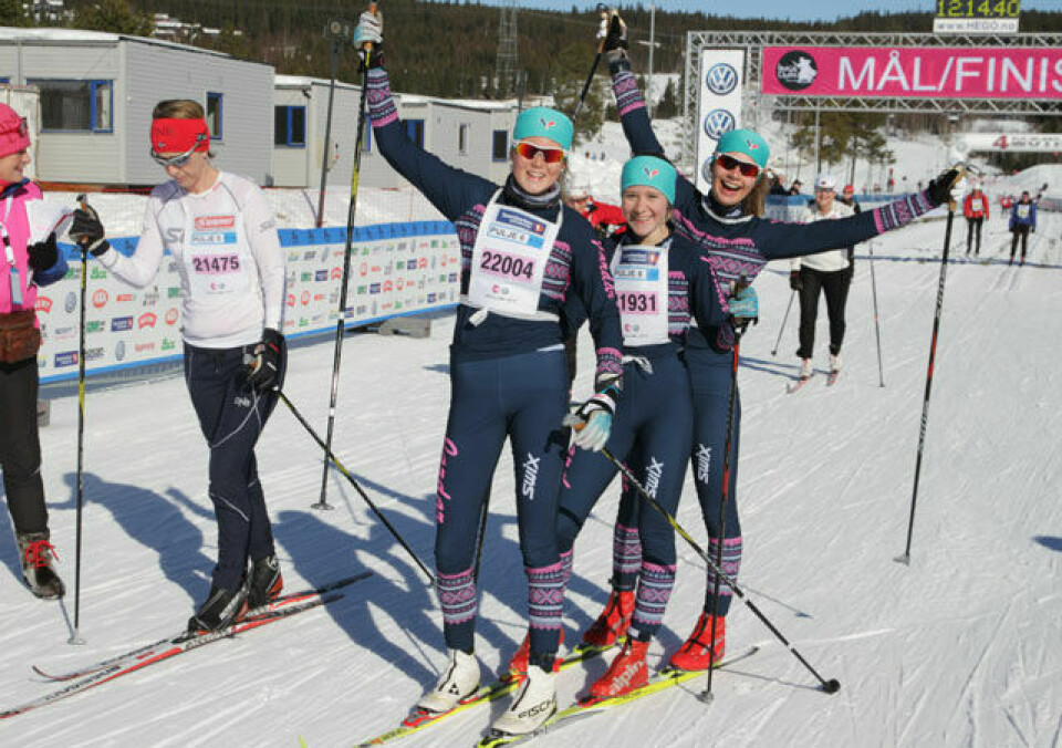 Supre forhold for 1870 jenter og damer i Ingalåmi IngaLaami-192_Tre_paa_ski.jpg