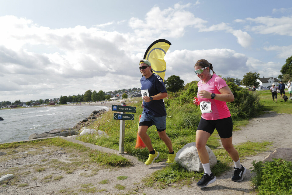 Geir og Mari Jarett-Arnesen var begge blant de 40 som valgte å løp i mosjonsklassen uten tidtaking. Det så ikke ut til å legge noen demper på løpegleden. (Foto: Kystleden Halvmaraton) Geir og Mari Jarett-Arnesen var begge blant de 40 som valgte å løp i mosjonsklassen uten tidtaking. Det så ikke ut til å legge noen demper på løpegleden. (Foto: Kystleden Halvmaraton)