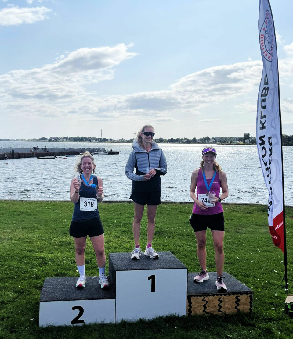 Sol, deltakerrekord og masse løpeglede i Kystleden Halvmaraton Pallen-kvinner.jpg
