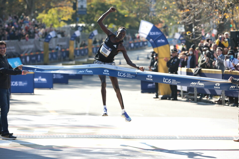 Albert Korir kunne søndag juble over å ha vunnet den 50. utgaven av New York Marathon. Det gjorde kenyaneren på 2.08.22. (Foto: New York City Marathon) Albert Korir kunne søndag juble over å ha vunnet den 50. utgaven av New York Marathon. Det gjorde kenyaneren på 2.08.22. (Foto: New York City Marathon)