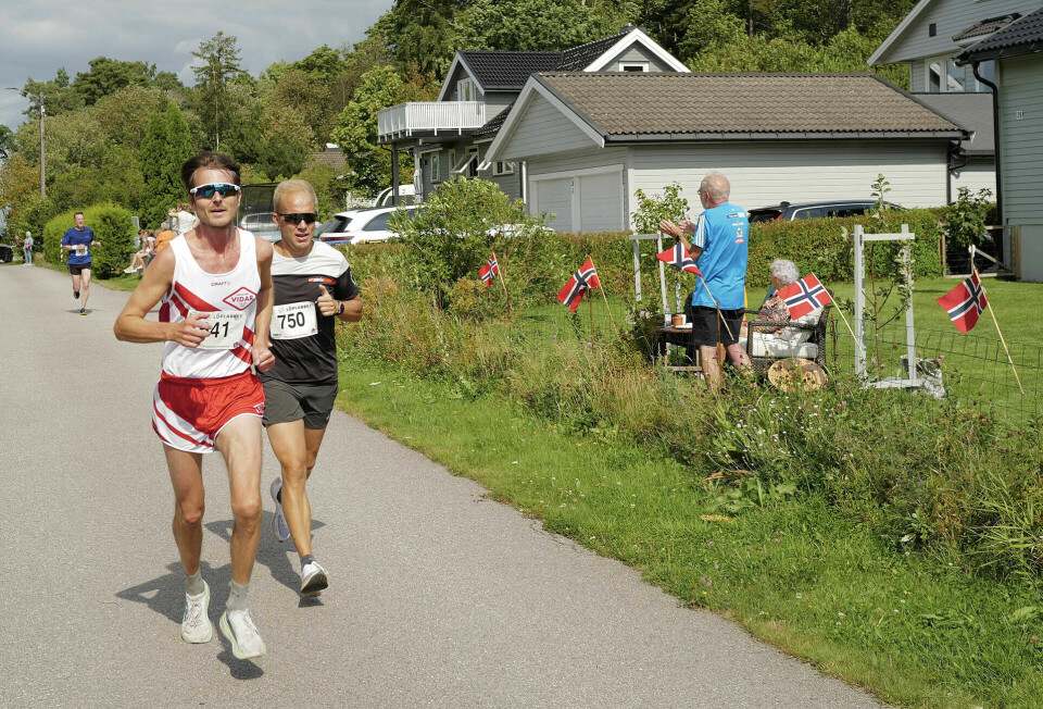 Sol, deltakerrekord og masse løpeglede i Kystleden Halvmaraton Forberg-og-flagg-DO01004143.jpg