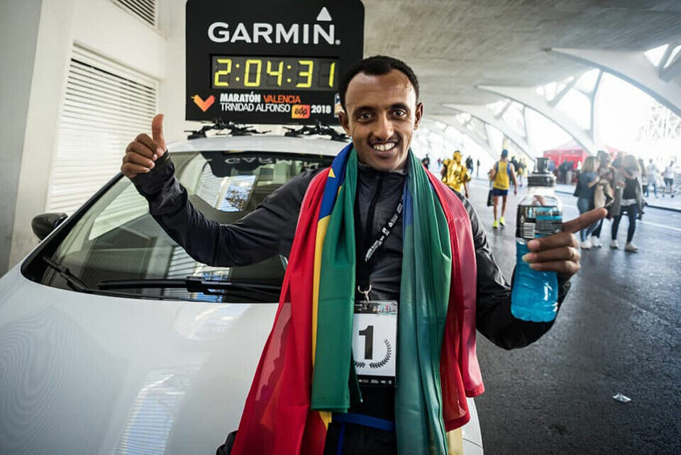 Løype- og deltakerrekorder i perfekt løpsvær i Valencia Marathon Crono-Leul-Gebreselassie_vinner_menn_maraton_med_foelgebi_960l.jpg