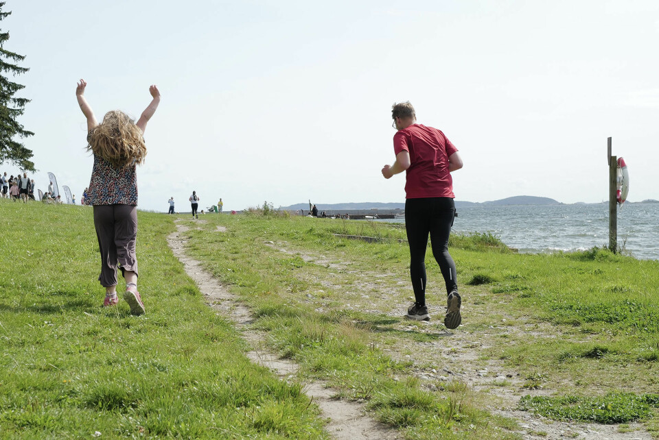 Sol, deltakerrekord og masse løpeglede i Kystleden Halvmaraton Mot-maal-DO01004198.jpg