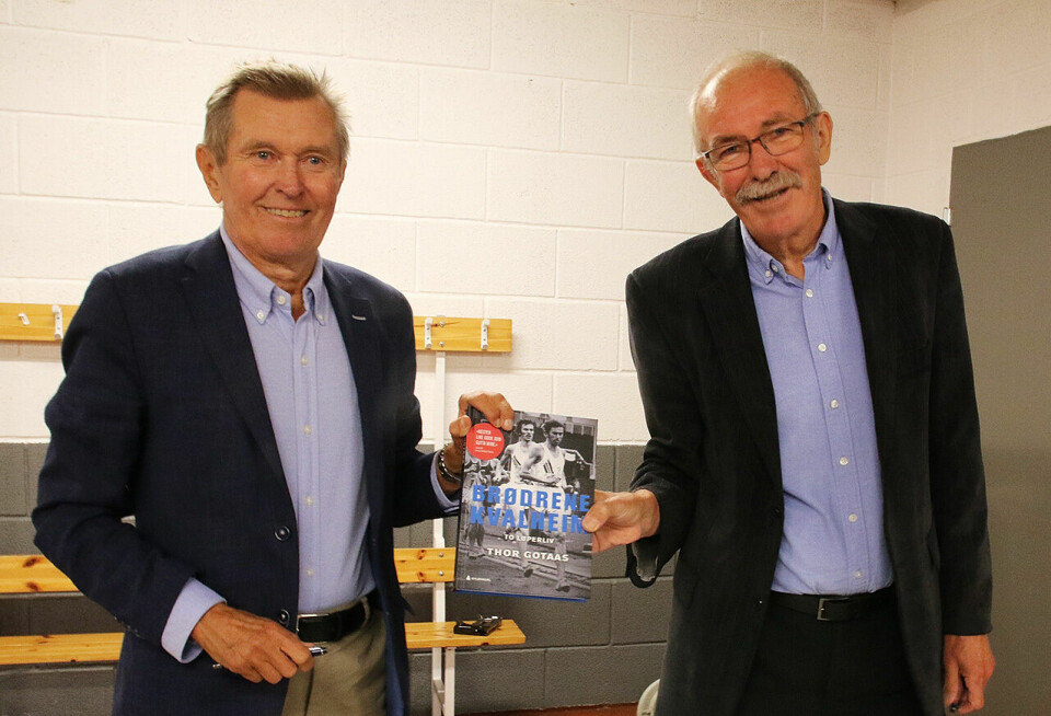 Knut og Arne Kvalheim hadde en travel kveld med boksignering, historiefortelling og påfølgende festmiddag. (Foto: Runar Gilberg) Knut og Arne Kvalheim hadde en travel kveld med boksignering, historiefortelling og påfølgende festmiddag. (Foto: Runar Gilberg)
