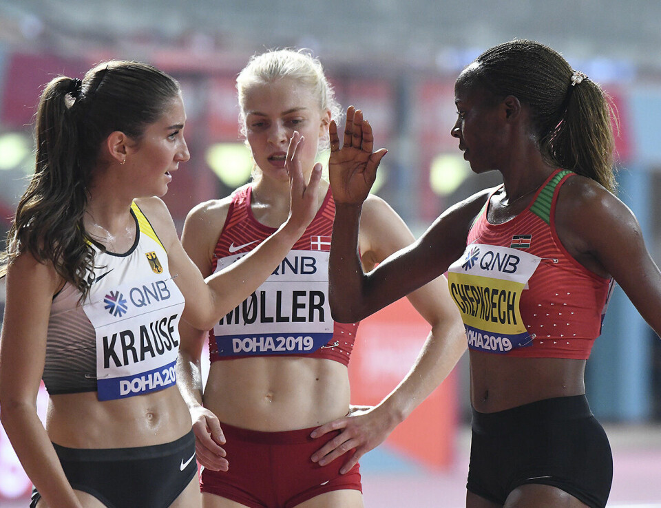 Spennende venting for Karoline Bjerkeli Grøvdal før hun ble finaleklar på hinder hinder-heat2-krause-moller-chepkoech-highfive_50D7072.jpg