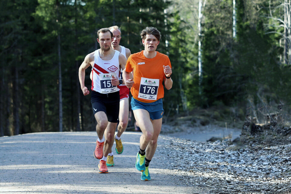 Tre herreløpere fikk raskt en luke til resten. Her lå Kristoffer Eftedal (3. plass) i front foran vinneren Sjur Krystad Prestsæter og Jostein Rogstad (2. plass). (Foto: Tom-Arild Hansen) Tre herreløpere fikk raskt en luke til resten. Her lå Kristoffer Eftedal (3. plass) i front foran vinneren Sjur Krystad Prestsæter og Jostein Rogstad (2. plass). (Foto: Tom-Arild Hansen)