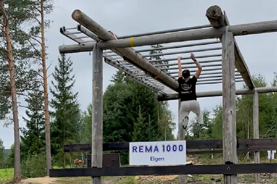 Monkey bar et et av hindrene i Forest Run i år. Det er litt langt ned, men heldigvis lander du mykt.... (Foto fra løpets facebookside) Monkey bar et et av hindrene i Forest Run i år. Det er litt langt ned, men heldigvis lander du mykt.... (Foto fra løpets facebookside)