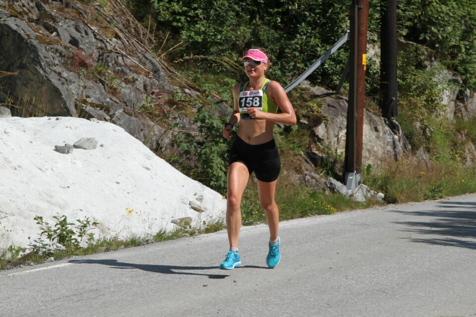 Vera Nystad og Helge Hafsås vant maraton i gloheite Hornindal Halvmaraton_kvinnevinner_Malene_Knutsen_Breivik