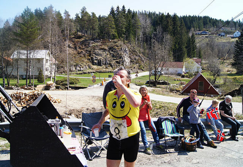 7. maifest i Steinsland Bygdemaraton Drikkestasjon.jpg