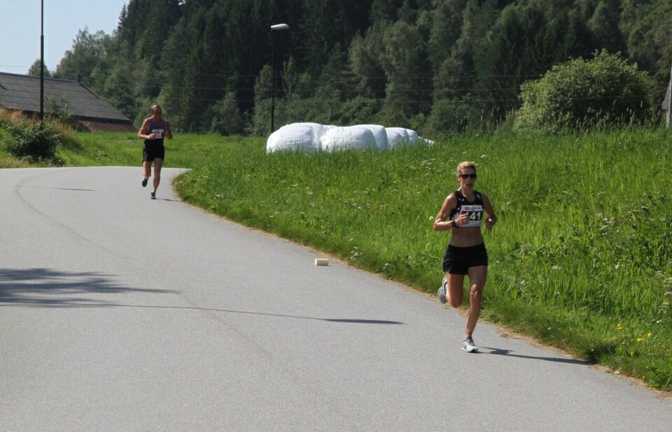 Vera Nystad og Helge Hafsås vant maraton i gloheite Hornindal Halvmaraton_Kvinnevinner_Jodi_Brautaset