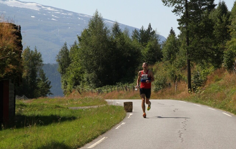 Vera Nystad og Helge Hafsås vant maraton i gloheite Hornindal Halvmaraton_Vinner_menn_Hugo_Olsen