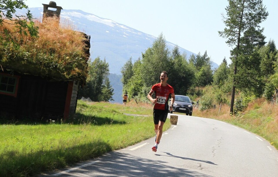 Vera Nystad og Helge Hafsås vant maraton i gloheite Hornindal Halvmaraton_nest_beste_mann_Fredrik_Madsen