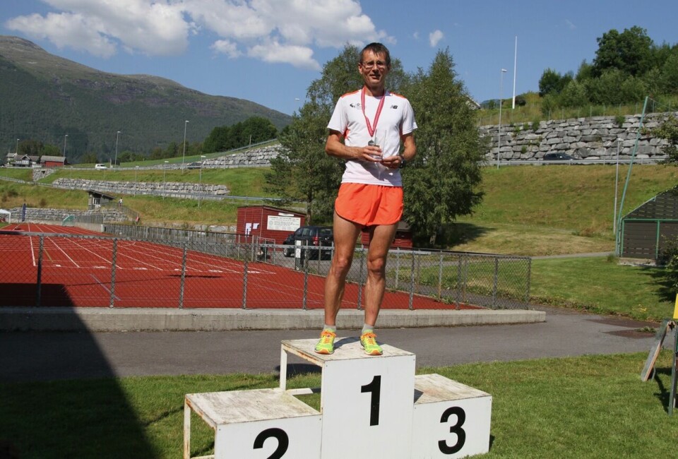 Vera Nystad og Helge Hafsås vant maraton i gloheite Hornindal Halv_vinner_loeypa_Hugo_Olsen