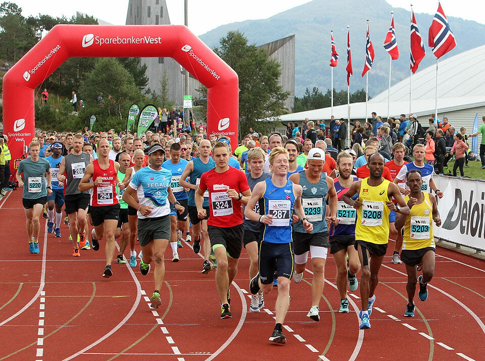 Myhre og Gebretsadik suverene i vinden i Knarvik halvmaraton Start_halvmaraton_A20G0607.jpg