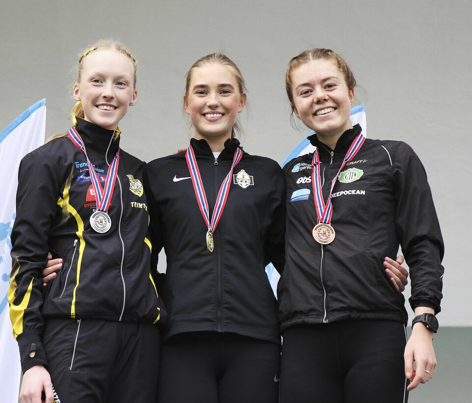 Gull i NM terrengløp til Sigrid Jervell Våg og Marius Vedvik Kvinner_Junior_pallen_4S7A4291.jpg