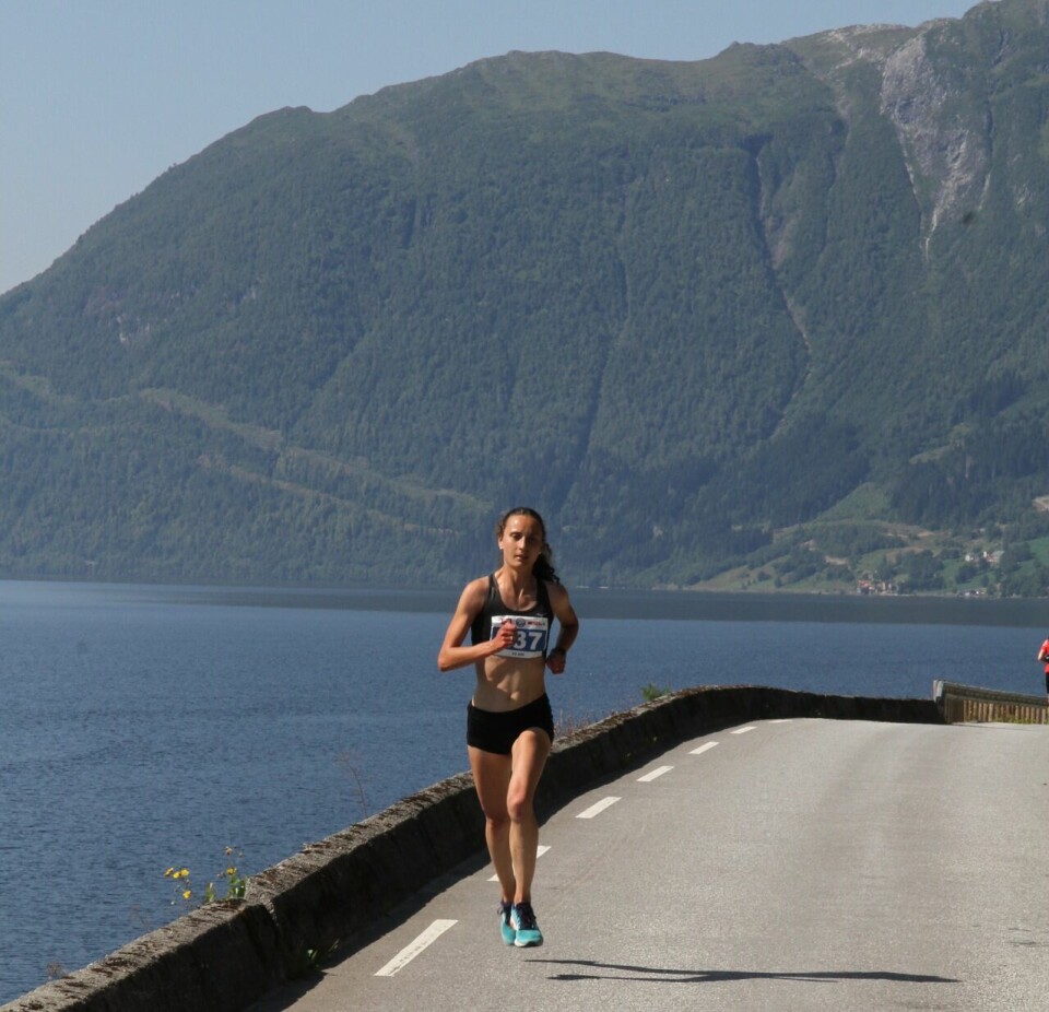 Vera Nystad og Helge Hafsås vant maraton i gloheite Hornindal Vinner10km_Anastasia_Denisova