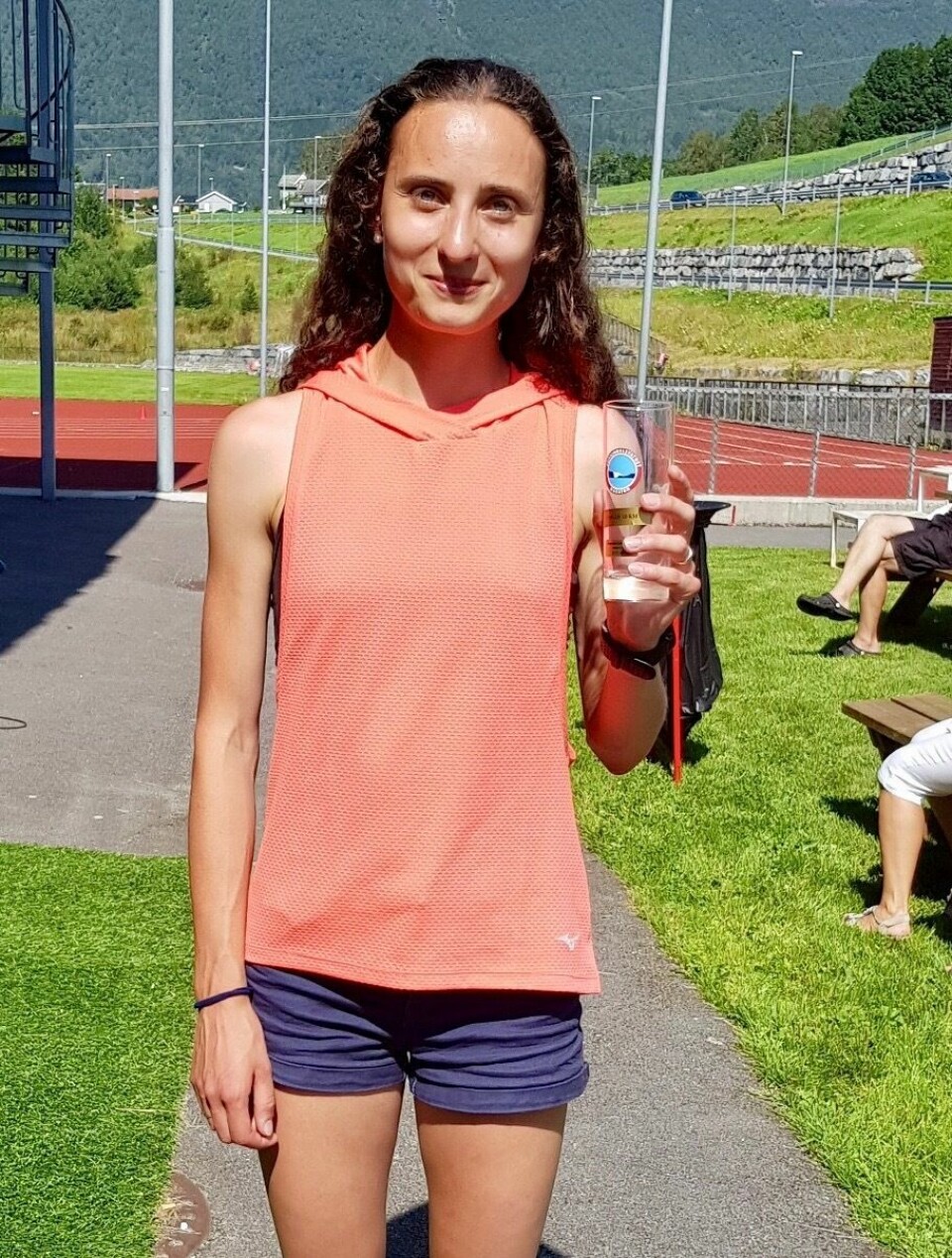 Vera Nystad og Helge Hafsås vant maraton i gloheite Hornindal 10km_vinner_kvinne_etter_loepet