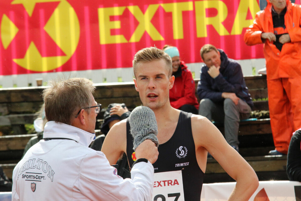 Filip Ingebrigtsen intervjues etter seieren i forsøket 800 meter Filip Ingebrigtsen intervjues etter seieren i forsøket 800 meter