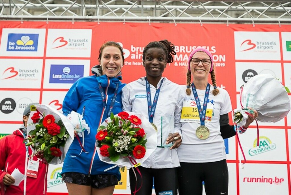 Inger Marit Star Valstad på pallen sammen med den belgiske vinneren Kabi Nassam og franske Ludvine Seulin som ble nummer to. (Foto: Brussels Airport Marathon) Inger Marit Star Valstad på pallen sammen med den belgiske vinneren Kabi Nassam og franske Ludvine Seulin som ble nummer to. (Foto: Brussels Airport Marathon)