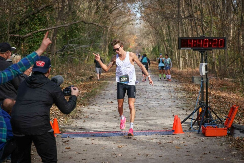 Charlie Lawrence gjorde unna 80,47 km på 4.48.21, noe som gir en snittfart på 3.35 per km. (Foto: Colson Photography) Charlie Lawrence gjorde unna 80,47 km på 4.48.21, noe som gir en snittfart på 3.35 per km. (Foto: Colson Photography)