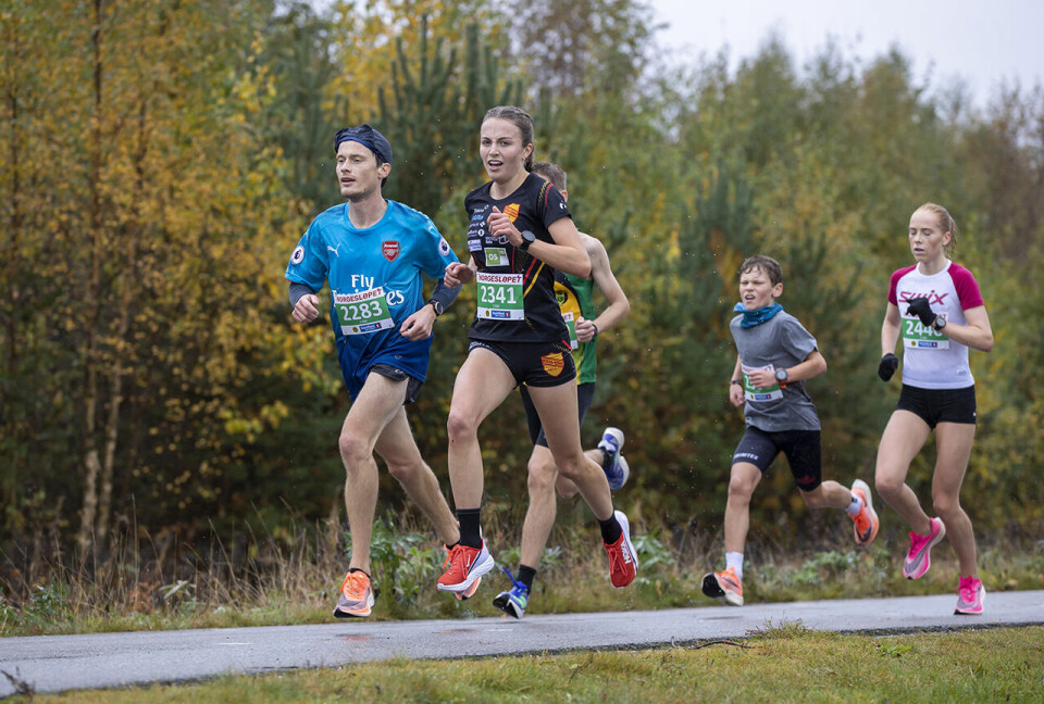 Ingeborg Østgård vant 5 km på norsk juniorrekord, bare 1 sekund foran Ina Halle Haugen. (Foto: Bjørn Hytjanstorp) Ingeborg Østgård vant 5 km på norsk juniorrekord, bare 1 sekund foran Ina Halle Haugen. (Foto: Bjørn Hytjanstorp)