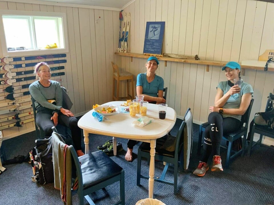 8 lag holder ut i Oslo Bergen Trail, lederlaget har under 100 kilometer igjen 'hem te Bergen' She-Unit_på_Vatnahalsen.jpg