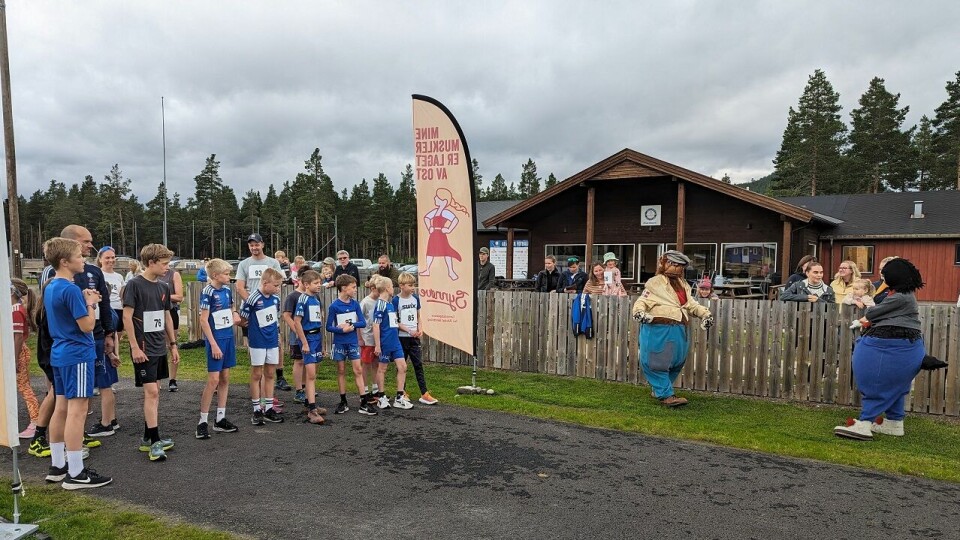 Solan Gundersen og Emanuel Desperados var på plass og overvåket starten på 6 km. (Arrangørfoto) Solan Gundersen og Emanuel Desperados var på plass og overvåket starten på 6 km. (Arrangørfoto)