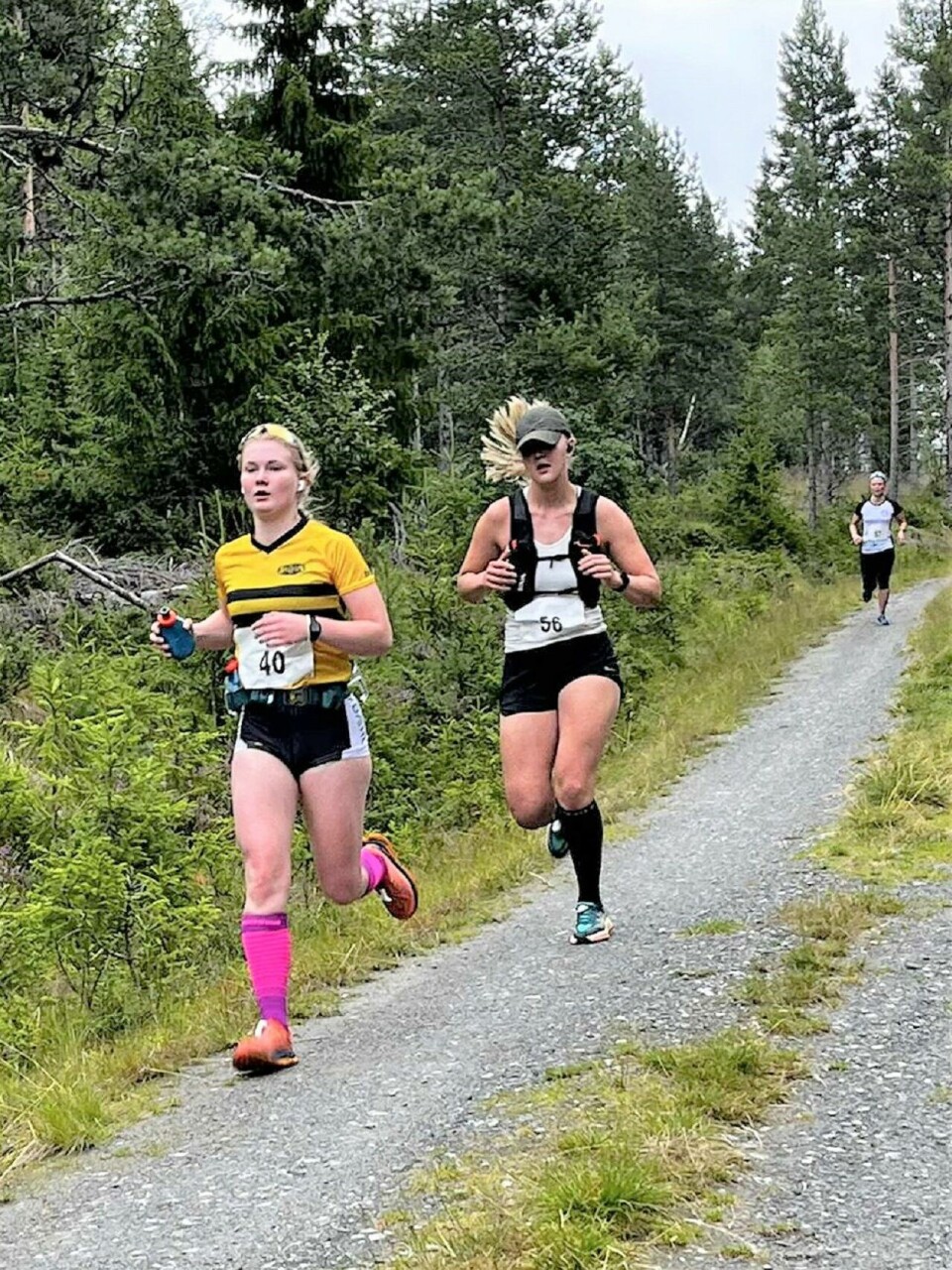 Solan Gundersens Bergmaraton i perfekt løpevær Ellen Pernille Olsen og Tuva Byberg 22 km.jpg