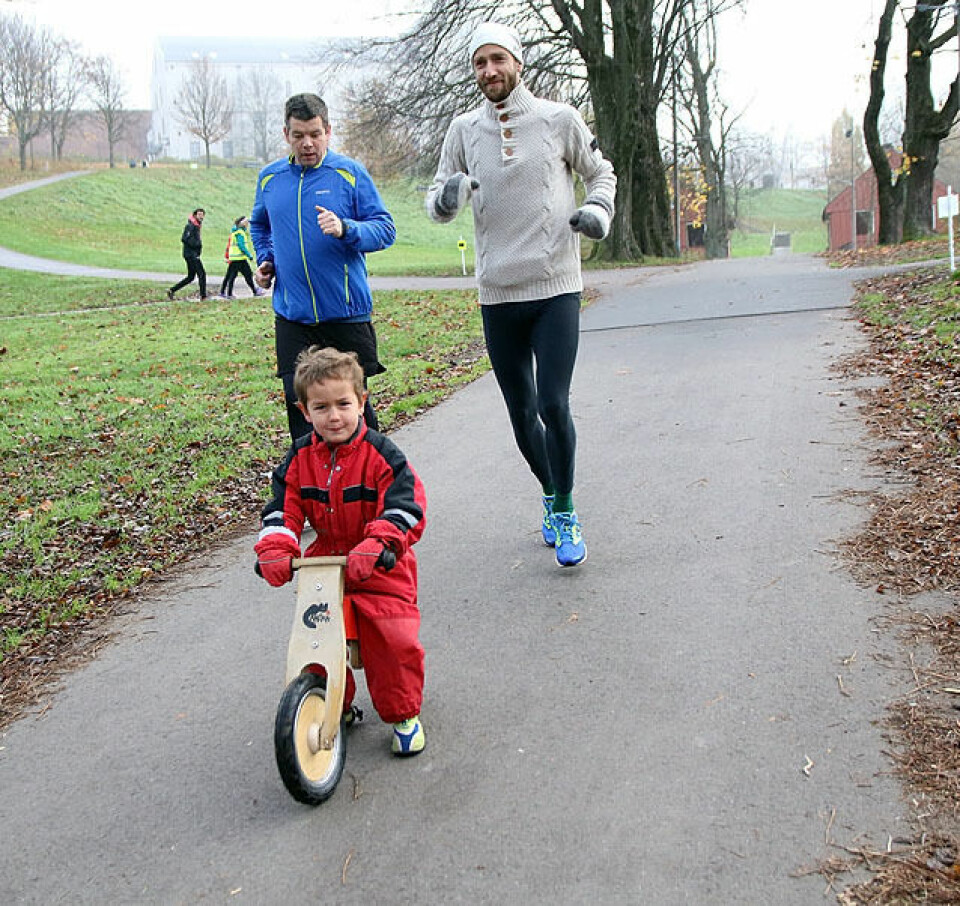 Tåke og løv da 68 løp det #11 Tøyen Parkrun Familielop_med_sykkel_IMG_1454.jpg