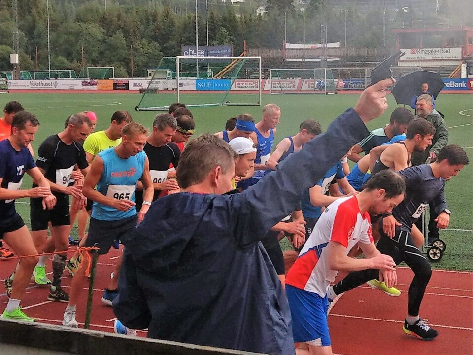 Startskuddet smeller og 25 runder på Sveum idrettspark venter for 5 kvinner og 26 menn torsdag kveld. (Foto: Veldre Friidrett) Startskuddet smeller og 25 runder på Sveum idrettspark venter for 5 kvinner og 26 menn torsdag kveld. (Foto: Veldre Friidrett)