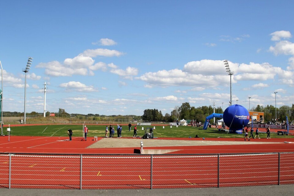 Børstad Idrettspark i sommersol. (Foto: Rolf Bakken) Børstad Idrettspark i sommersol. (Foto: Rolf Bakken)
