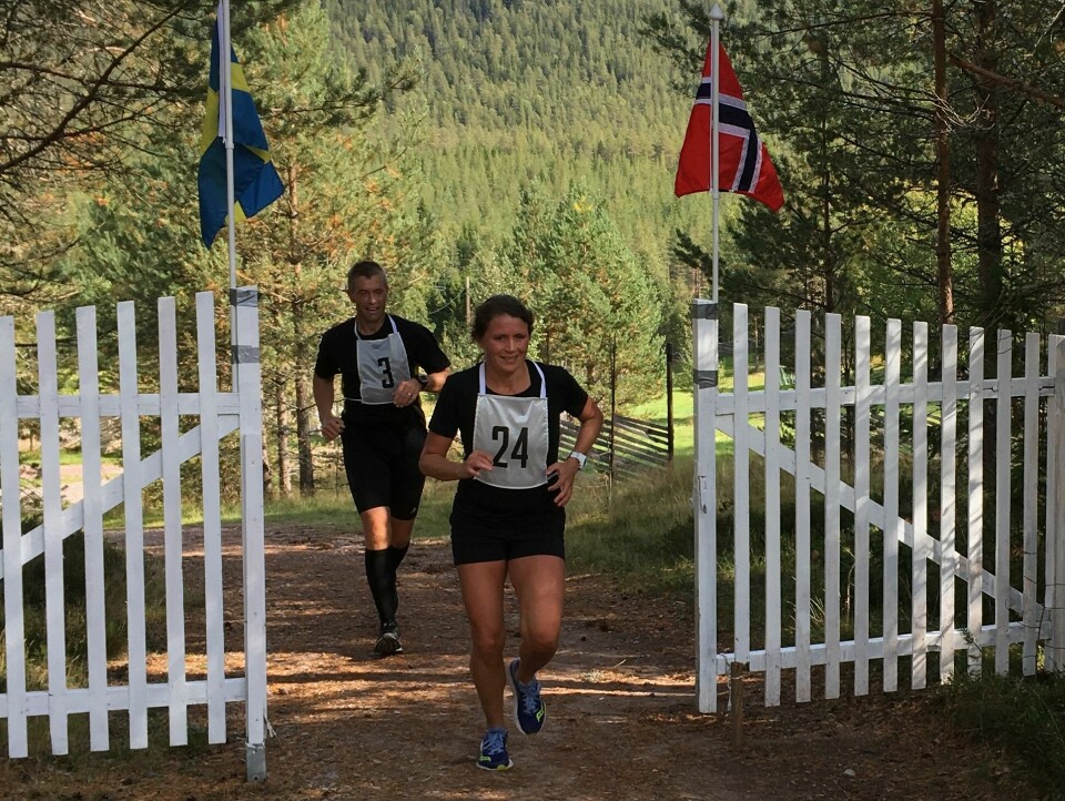 Første dame, Silje Lans Pedersen, passerer riksgrensen 2,5 km før mål foran dagens 5. mann, Mikael Stenelund. (Foto: Hans Odde) Første dame, Silje Lans Pedersen, passerer riksgrensen 2,5 km før mål foran dagens 5. mann, Mikael Stenelund. (Foto: Hans Odde)