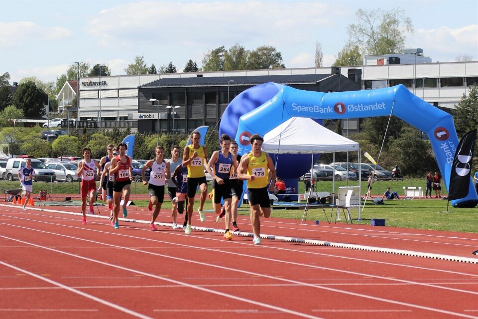 Hamarkarusellen med 10000 m baneløp tirsdag FIVF 800m.jpg