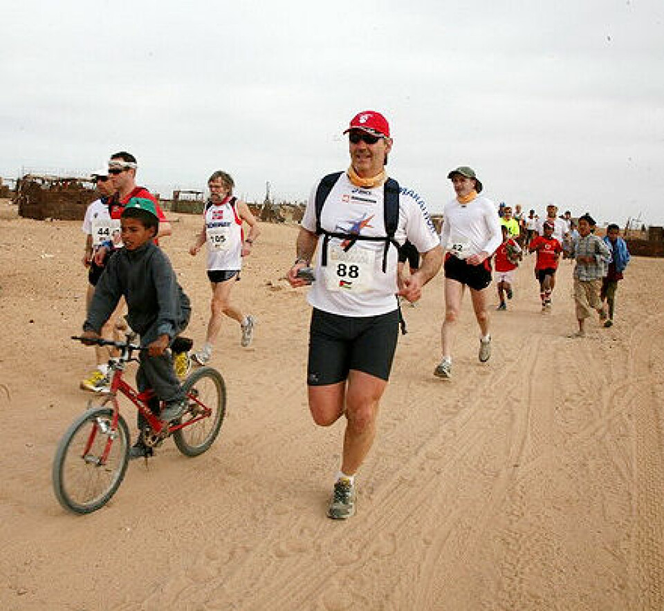 Rapport fra Sahara Marathon 2009 SMph_Gruppe_Thore_Kristensen_ved_21km.jpg