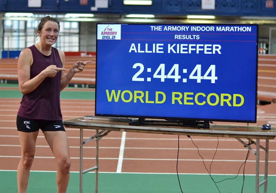 Allie Kieffer løp på 2.44.44 og forbedra innendørsverdensrekorden på maraton med over 9 minutter. (Foto: arrangøren) Allie Kieffer løp på 2.44.44 og forbedra innendørsverdensrekorden på maraton med over 9 minutter. (Foto: arrangøren)