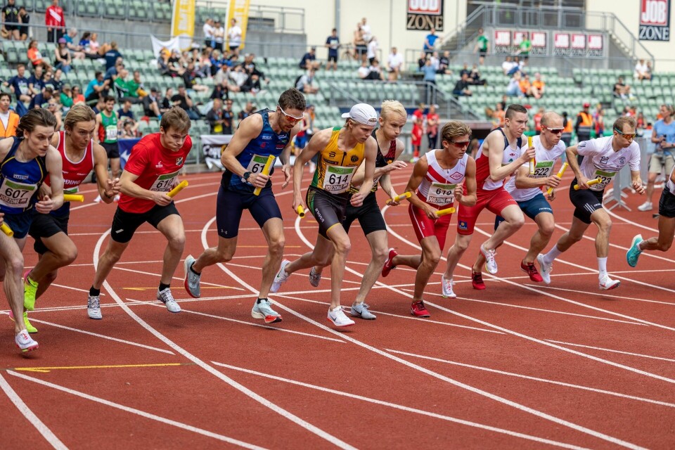 Starten i mennenes eliteklasse med 17 lag i feltet. (Foto: Samuel Hafsahl) Starten i mennenes eliteklasse med 17 lag i feltet. (Foto: Samuel Hafsahl)