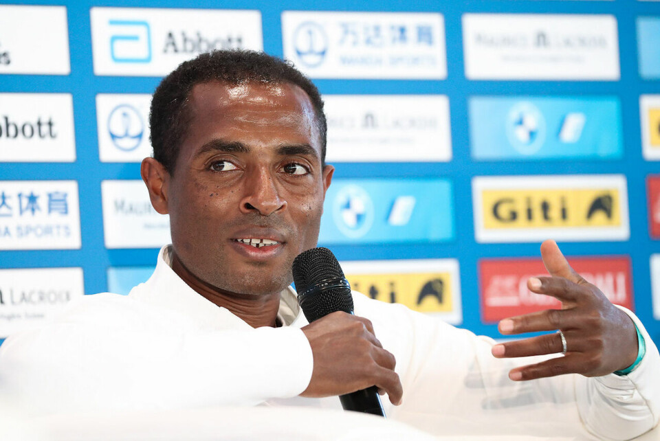 På pressekonferansen dagen etter maratonløpet i Berlin gav Kenenisa Bekele uttrykk for at han fremdeles tror han har det i seg. (Foto: photorun.net) På pressekonferansen dagen etter maratonløpet i Berlin gav Kenenisa Bekele uttrykk for at han fremdeles tror han har det i seg. (Foto: photorun.net)