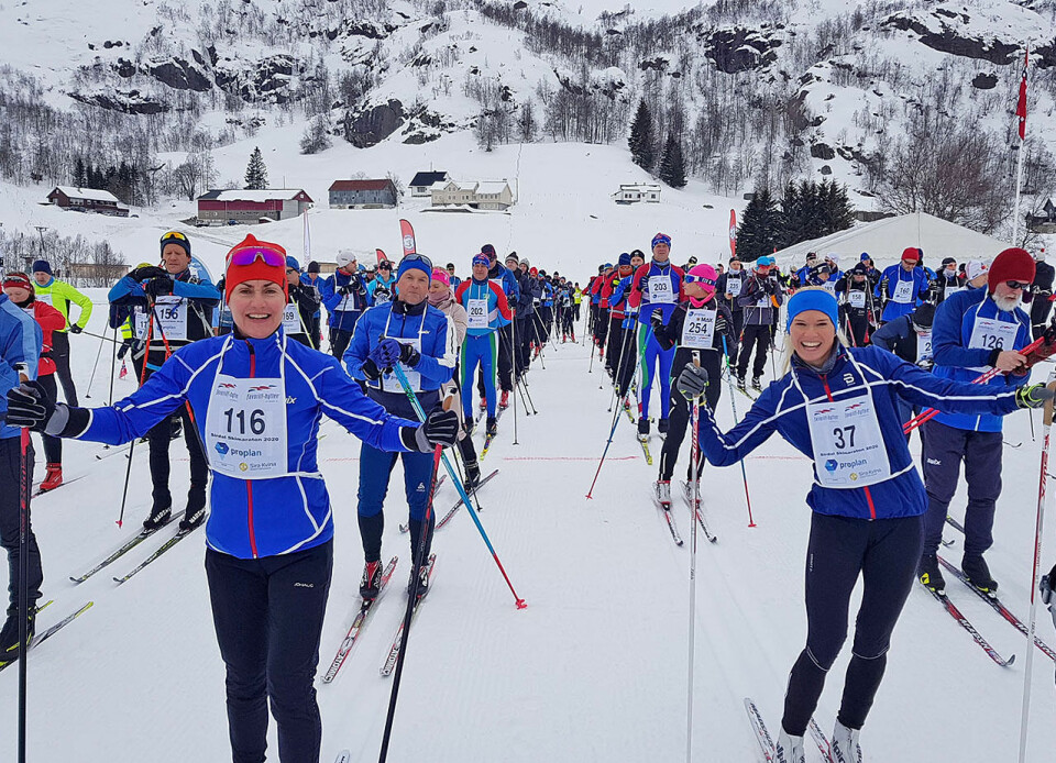 Gunn Rita Dahle Flesjå (til venstre) og Yvonne Smith smiler godt like før startskuddet går. Gunn Rita hadde meldt på hele familien og sin pappa. De var med i rennets team-konkurranse under navnet Team Harebu. (Foto: arrangøren) Gunn Rita Dahle Flesjå (til venstre) og Yvonne Smith smiler godt like før startskuddet går. Gunn Rita hadde meldt på hele familien og sin pappa. De var med i rennets team-konkurranse under navnet Team Harebu. (Foto: arrangøren)