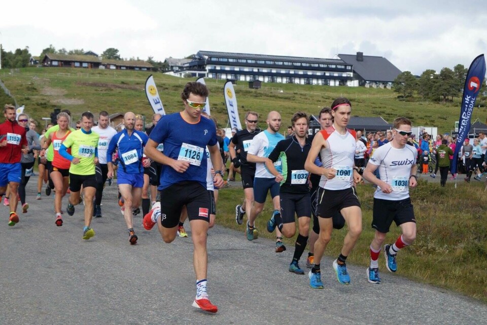 Tetfeltet på vei ut fra start, vi ser vinneren Vegard Øie med nummer 1090 (foto: Furusjøen Rundt). Tetfeltet på vei ut fra start, vi ser vinneren Vegard Øie med nummer 1090 (foto: Furusjøen Rundt).