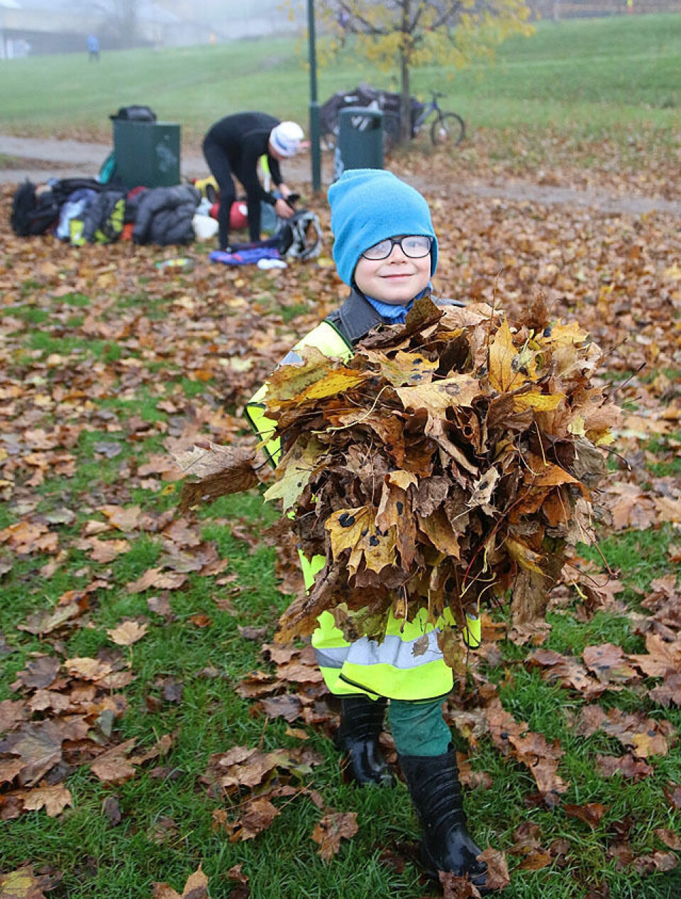 Tåke og løv da 68 løp det #11 Tøyen Parkrun Loeypemannskap_med_loev_IMG_1521.jpg