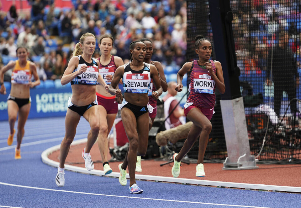Karoline Bjerkeli Grøvdal var med i teten ut av nest siste sving, men på slutten ble tre etiopiske jenter for sterke. (Foto: Diamond League AG) Karoline Bjerkeli Grøvdal var med i teten ut av nest siste sving, men på slutten ble tre etiopiske jenter for sterke. (Foto: Diamond League AG)