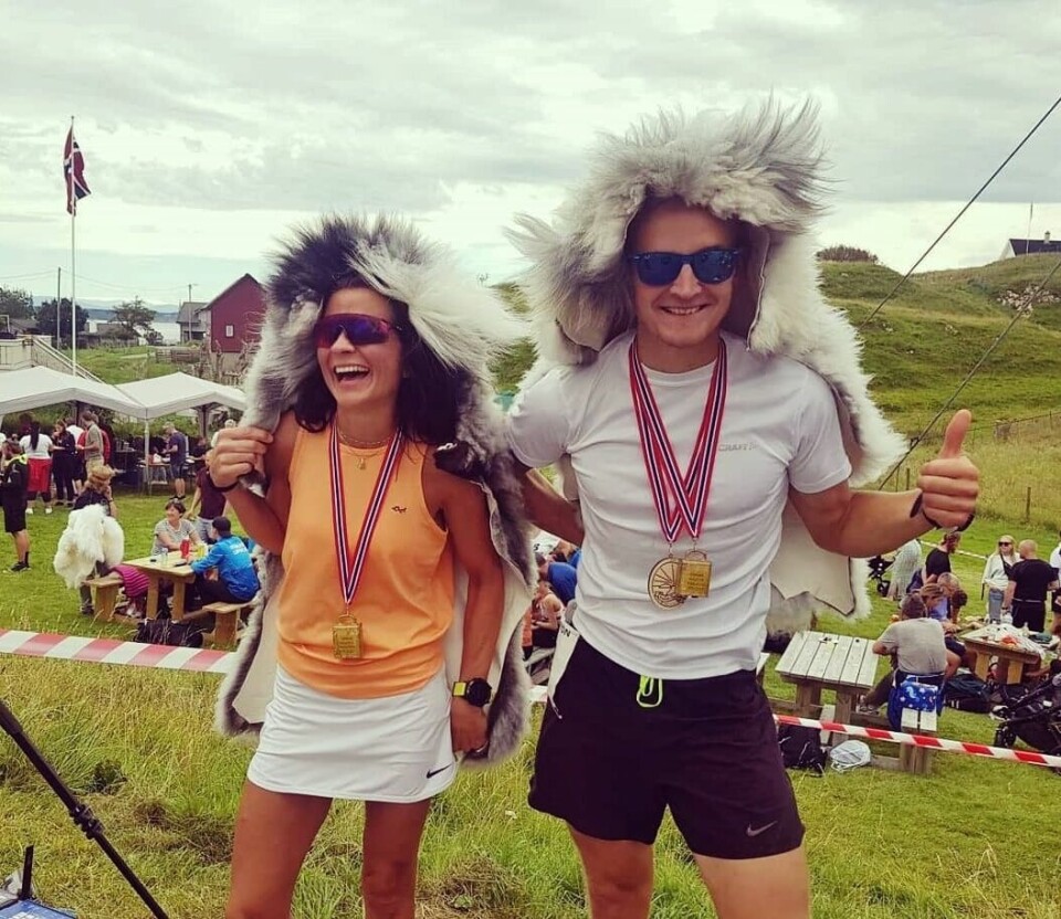 Målfrid Hermansen Valdersnes og Anders Kjærevik vant den korteste løypa, Nautisk Maraton, det det var 120 deltagere. Her poserer de med villsauskinnene de vant. (Foto: Verena Midthun) Målfrid Hermansen Valdersnes og Anders Kjærevik vant den korteste løypa, Nautisk Maraton, det det var 120 deltagere. Her poserer de med villsauskinnene de vant. (Foto: Verena Midthun)
