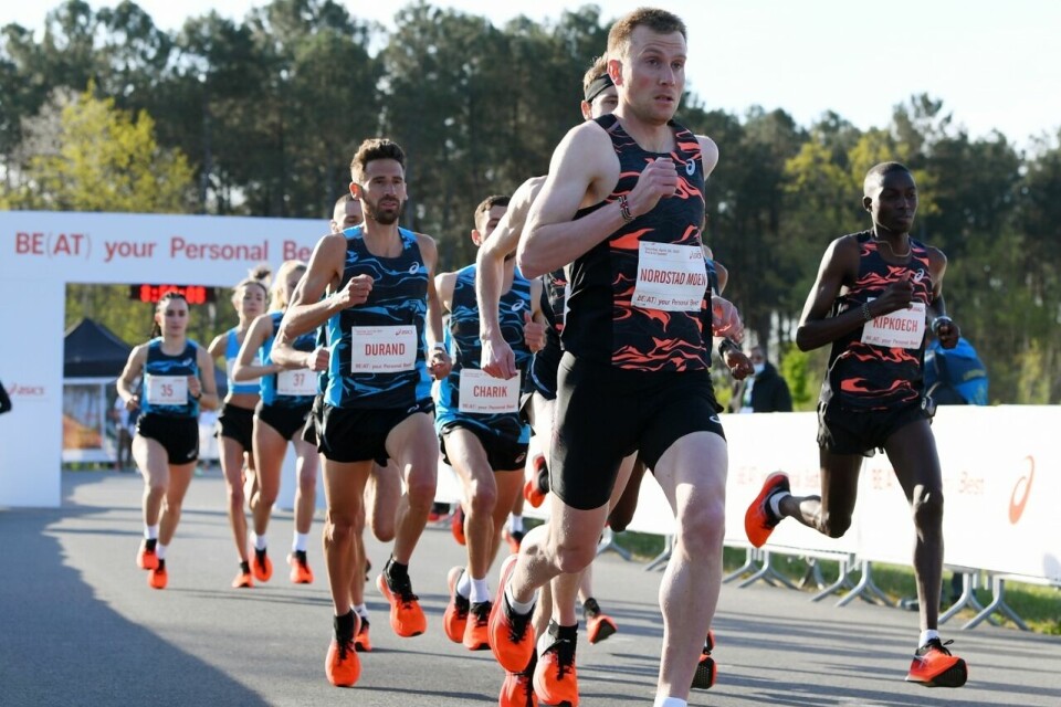 Sondre Nordstad Moen tok teten ut fra start. (Foto: Asics) Sondre Nordstad Moen tok teten ut fra start. (Foto: Asics)