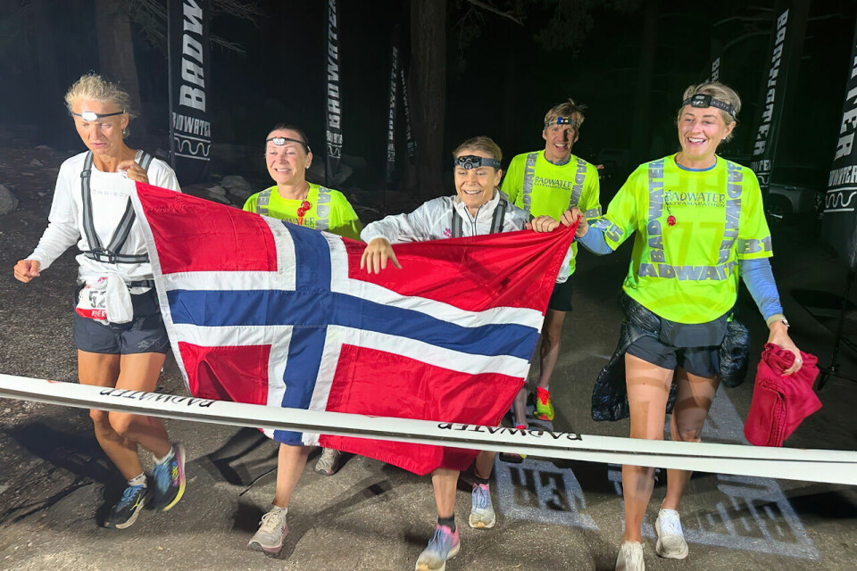 Line Caliskaner i mål som vinner av kvinneklassen i Badwater135. Totalt ble hun nummer to. (Foto: Badwater135 på Facebook) Line Caliskaner i mål som vinner av kvinneklassen i Badwater135. Totalt ble hun nummer to. (Foto: Badwater135 på Facebook)