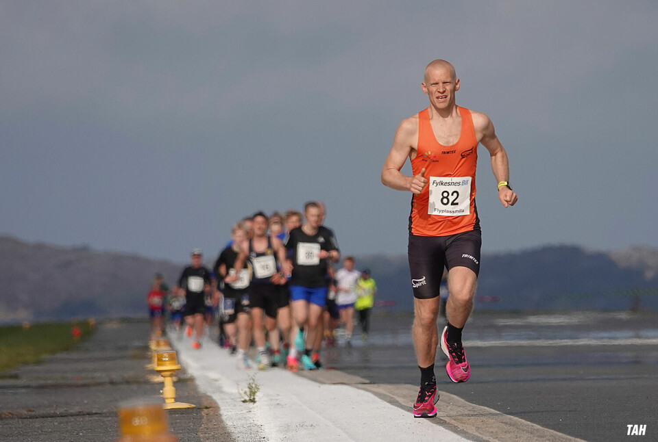 Narve Gilje Nordås vant Flyplassmila på Stord 5-km-bib-82-langs-stripa.jpg